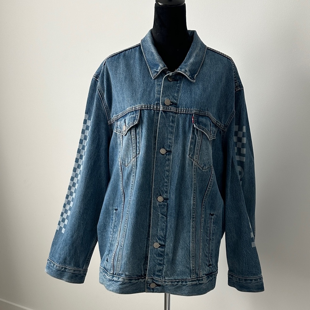 Men’s Levi's Classic Blue Denim Jacket with Logo on Sleeves